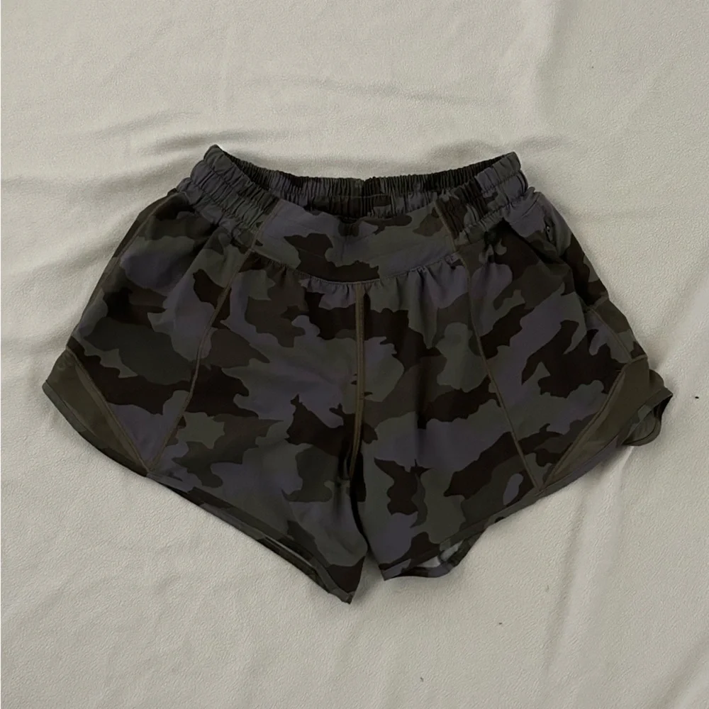 Lululemon Hotty Hot shorts - Picture 1 of 3